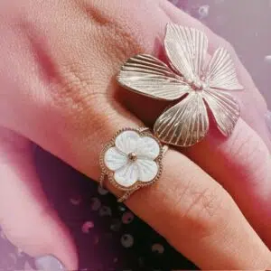 Witte bloem ring
